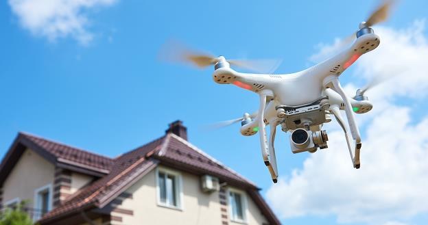 Wkrótce Amazon może poszerzyć zakres usług o nadzorowanie domów klientów za pomocą dronów /&copy;123RF/PICSEL