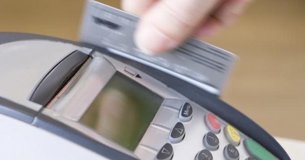 Wkrótce może zostać obniżona opłata, którą sklepy płacą bankom za płatność kartą /&copy; Panthermedia