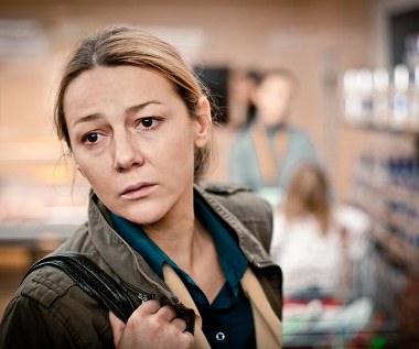 Wkrótce nadarza się okazja i Halina zostaje kierownikiem sklepu. Szybko przekonuje się, że ceną za lepsze zarobki i poprawę standardu, życia jest nieuczciwość, wykorzystywanie pracowników, oszustwa.