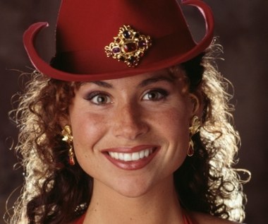 Wkrótce o młodą aktorkę upomniało się Hollywood. Jeszcze w 1995 r. zagrała dziewczynę gangstera w "Golden Eye", jednej z części o najsłynniejszym agencie, Jamesie Bondzie, w którego wcielił się Price Brosnan.

Kolejne lata były dla Minnie bardzo intensywne pod względem zawodowym. W 1996 r. wzięła udział aż w dwóch ciekawych projektach. Artystka zagrała wówczas w filmie "Wielkie otwarcie", dramacie, opowiadającym historię dwóch braci, włoskich emigrantów, którzy postanawiają otworzyć w Stanach prawdziwą włoską restaurację. Niestety, okazuje się, że kulinarne gusta Amerykanów są zdecydowanie inne niż mężczyźni by tego oczekiwali.

Kolejnym filmem z udziałem Driver byli "Uśpieni". Była to pierwsza produkcja w dorobku Minnie Driver, na planie którego spotkała się aż z tyloma sławami. W "Uśpionych" zagrała bowiem z Bradem Pittem, Robertem De Niro, Dustinem Hoffmanem i Kevinem Baconem.