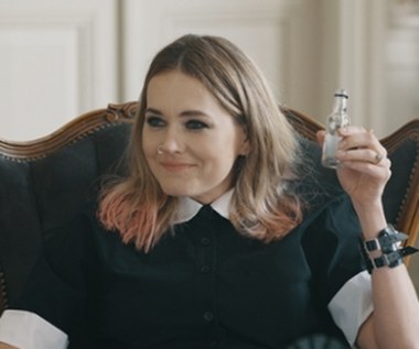 Wkrótce okaże się, że tu każdy ma coś do ukrycia. Ten dzień zaczyna niebezpiecznie zapowiadać się jak największa katastrofa w życiu przyszłej teściowej, teścia, świadka, wedding planerki i wszystkich dookoła. Tarapaty, jakie ich czekają i wykaraskanie się z nich wydawać się będą niemożliwą woltą. A nawet jeśli im się uda, będzie to tylko sekunda ciszy przed burzą i preludium do tego, co jeszcze ich czeka. Jedno wydaje się pewne: o tym ślubie jeszcze długo będzie się mówić. Tylko pytanie... czy tak, jak chciała mamusia?