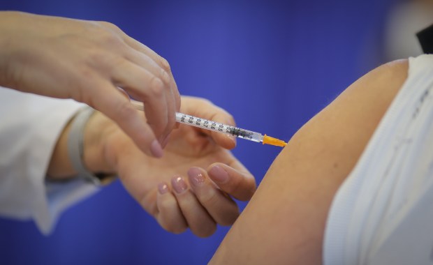 Wkrótce ruszą szczepienia 16- i 17-latków. Co już wiemy?