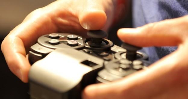 Wkrótce wysłużony DualShock otrzyma nowe właściwości? /AFP