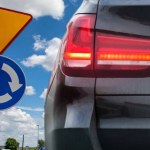 kierunkowskazy na rondzie Włączam kierunkowskaz, a kierowcy i tak mi wymuszają. Ważna zasada na rondach