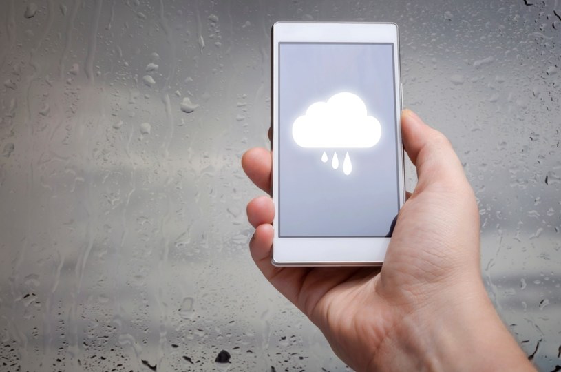 Włączony telefon komórkowy może przydać się do szybkiego wezwania pomocy /123RF/PICSEL