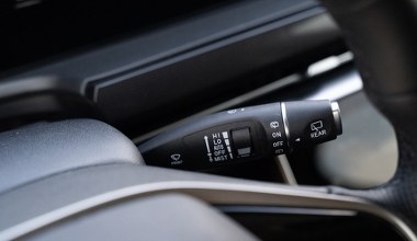 Włączył tylko wycieraczki. 1000 zł mandatu i zabrane prawo jazdy