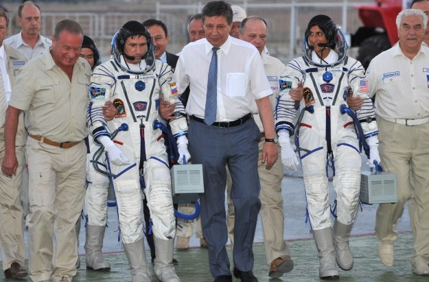 Władimir Popowkin z astronautami /AFP