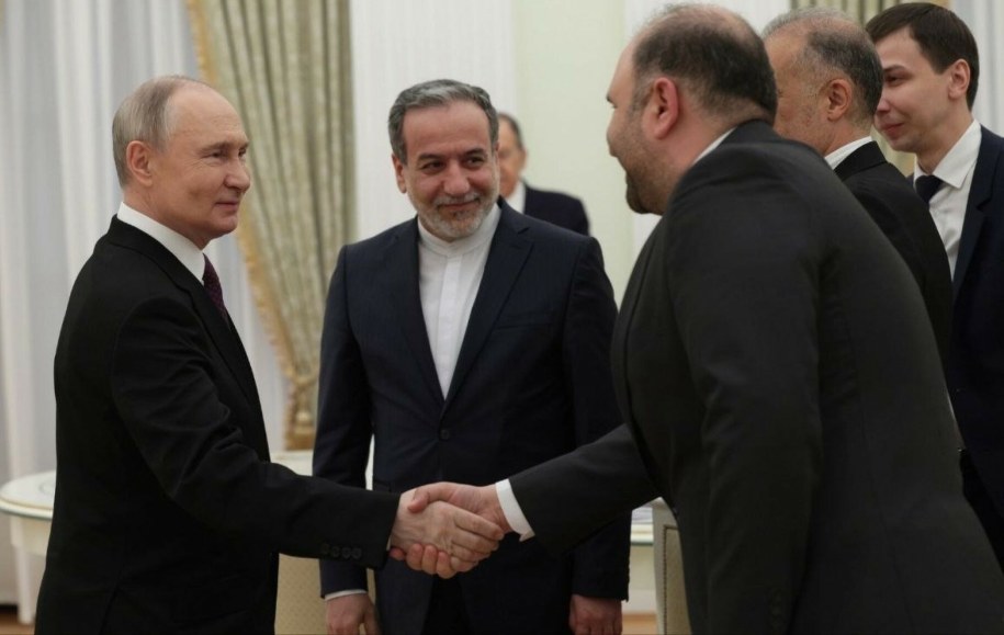 Władimir Putin, Abbas Araghchi, minister spraw zagranicznych Iranu, i Kazem Jalali, ambasador Iranu w Moskwie /Rex Features /East News