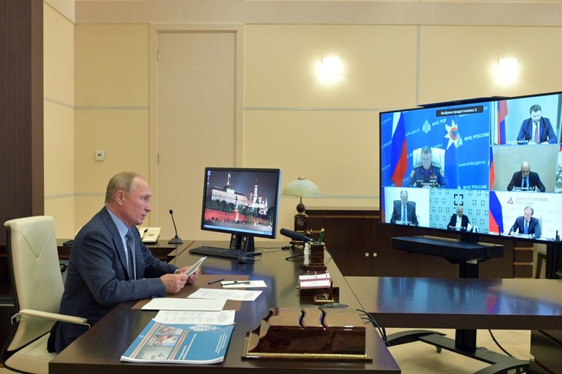 Władimir Putin bierze udział w telekonferencji po wybuchu i pożarze w składzie amunicji w Riazaniu /Alexei Druzhinin\TASS /Getty Images