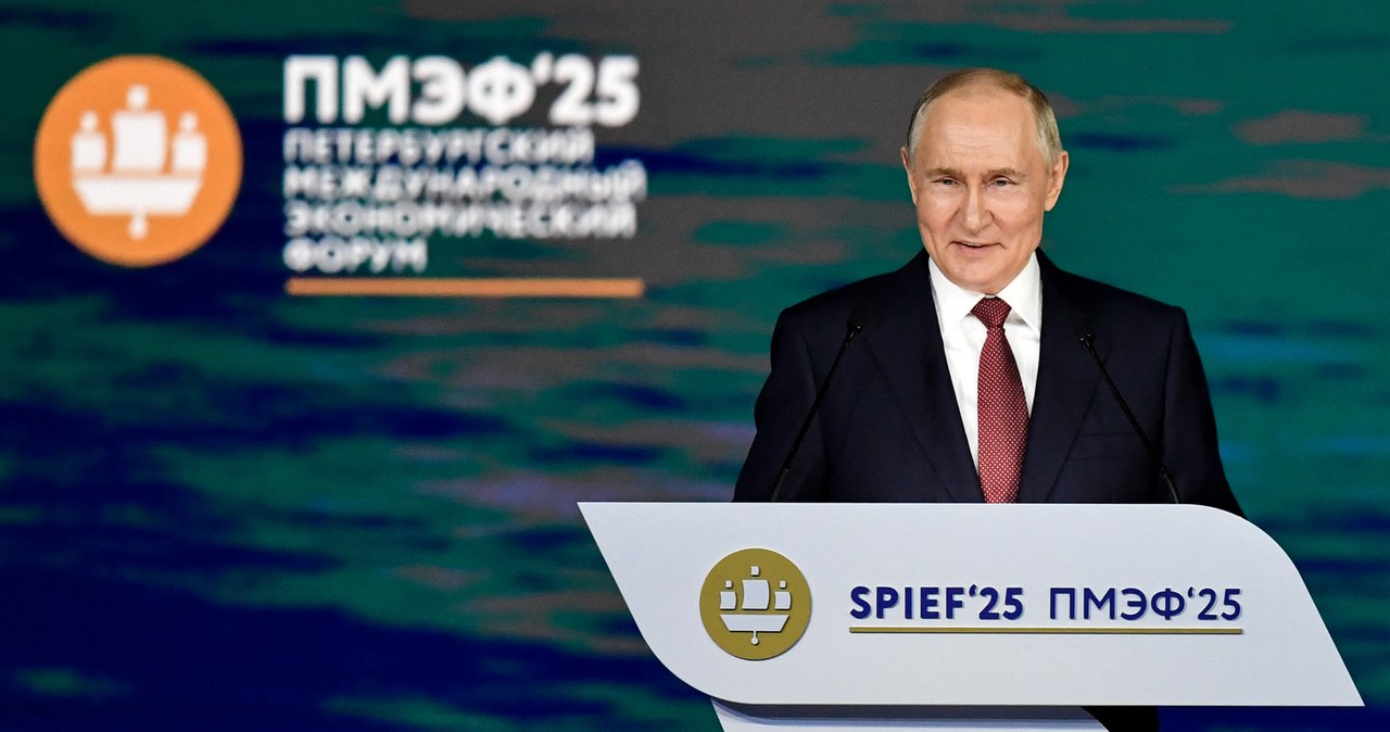 Władimir Putin chwali rosyjską gospodarkę w Petersburgu /Olga Maltseva /AFP