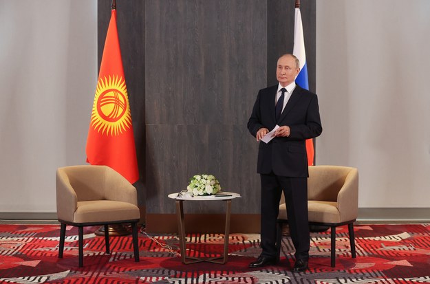 Władimir Putin czeka na prezydenta Kirgistanu /ALEXANDR DEMYANCHUK / SPUTNIK / KREMLIN POOL /PAP/EPA