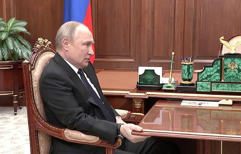 Władimir Putin często kurczowo przytrzymuje się stołu, by ukryć drżenia i mimowolne ruchy prawej ręki /YURI KADOBNOV/AFP/East News /East News