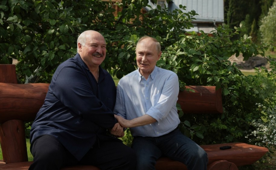 Władimir Putin i Alaksandr Łukaszenka podczas wizyty w klasztorze Wałaamskim /Rex Features/EAST NEWS /East News