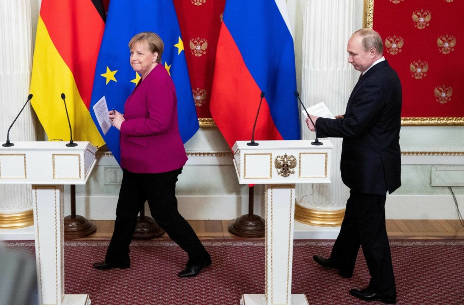 Władimir Putin i Angela Merkel po spotkaniu na Kremlu w Moskwie, 11 stycznia 2020 roku /PAVEL GOLOVKIN/AFP/East News /East News
