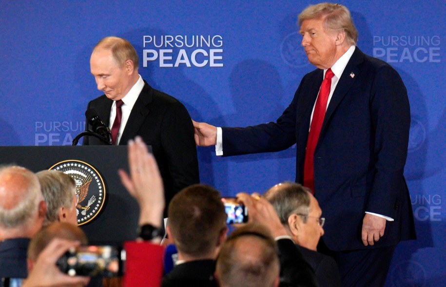 Władimir Putin i Donald Trump po spotkaniu na Alasce w sierpniu 2025 r. /BOB STRONG /PAP/Newscom