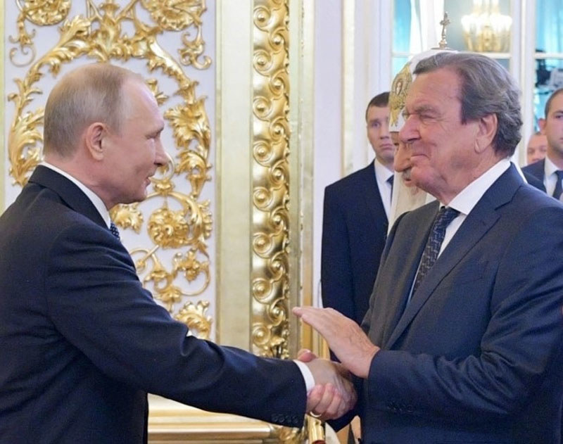 Wojna w Ukrainie. Gerhard Schroeder może zostać oskarżony o zbrodnie przeciwko ludzkości - Wydarzenia w INTERIA.PL