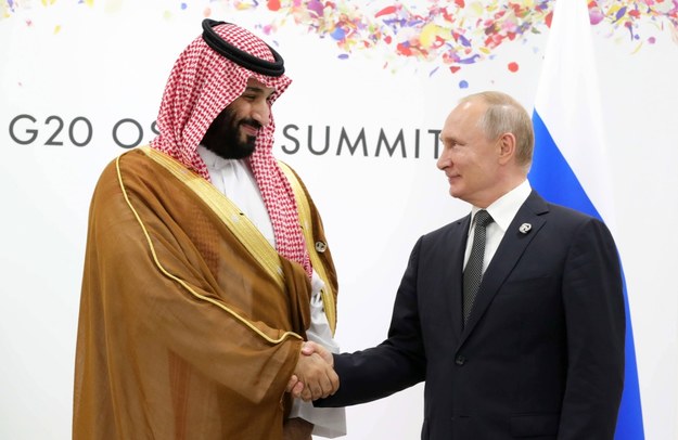 Władimir Putin i następca tronu Arabii Saudyjskiej Mohammed bin Salman /YURI KADOBNOV / POOL /PAP