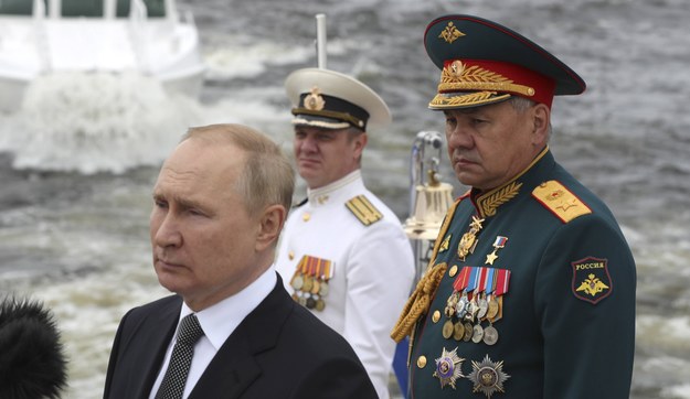 Władimir Putin i obwieszony orderami Siergiej Szojgu /MIKHAIL KLIMENTYEV / SPUTNIK / KREMLIN POOL /PAP/EPA