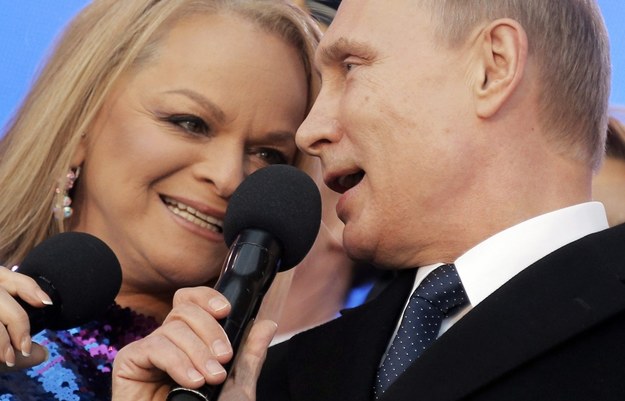 Władimir Putin i rosyjska piosenkarka Larisa Dolina śpiewają hymn narodowy /MAXIM SHIPENKOV/POOL /PAP/EPA