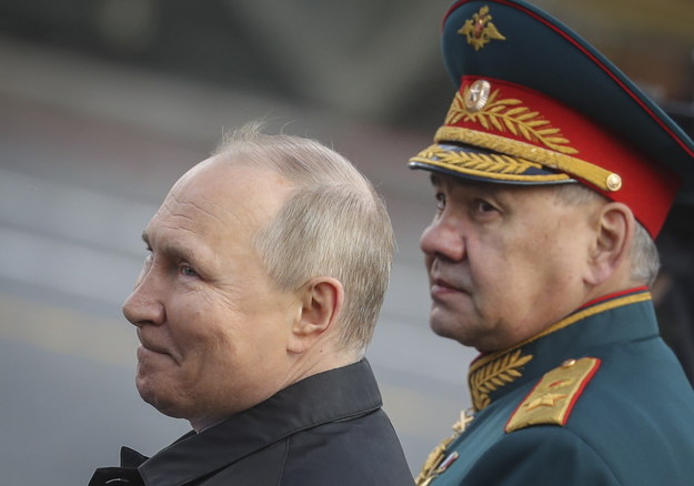Władimir Putin i Siergiej Szojgu podczas parady wojskowej /MAXIM SHIPENKOV    /PAP/EPA