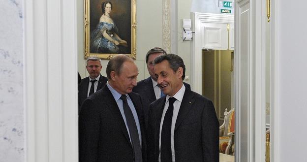 Władimir Putin (L) i Nicolas Sarkozy (P) /EPA