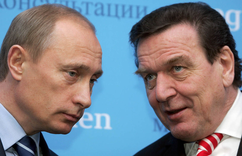 Władimir Putin (L, prezydent Rosji) i Gerhard Schroeder (P, wtedy kanclerz Niemiec) w 2004 r. /AFP