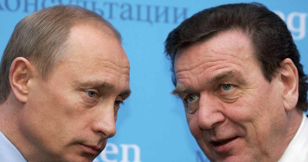 Władimir Putin (L, prezydent Rosji) i Gerhard Schroeder (P, wtedy kanclerz Niemiec) w 2004 r. /AFP