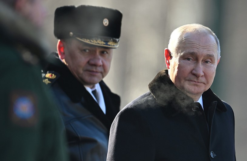 Władimir Putin oraz rosyjski minister obrony narodowej Sergiej Szojgu w trakcie moskiewskich uroczystości z okazji Dnia Obrońcy Ojczyzny /Pavel Bednyakov/SPUTNIK /AFP
