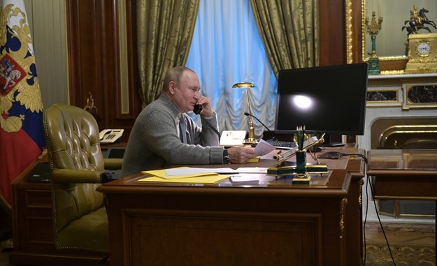 Władimir Putin podczas rozmowy telefonicznej /ALEXEI NIKOLSKY / SPUTNIK / KREMLIN POOL / POOL /PAP/EPA