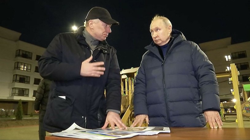 Władimir Putin podczas spotkania z mieszkańcami Mariupolu. Eksperci zwracają uwagę na obwisły podbródek dyktatora, co może świadczyć o tym, że jest to sobowtór Putina. /East News