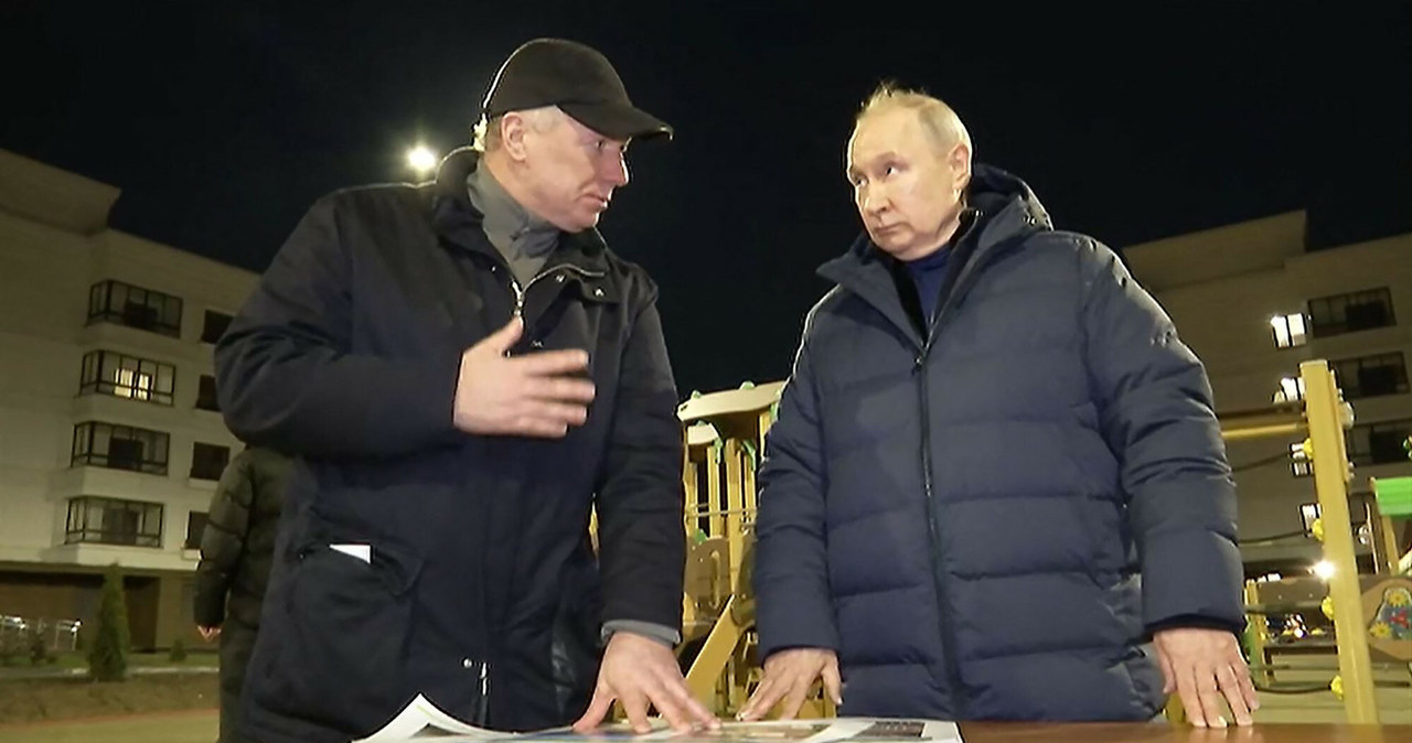 Władimir Putin podczas spotkania z mieszkańcami Mariupolu. Eksperci zwracają uwagę na obwisły podbródek dyktatora, co może świadczyć o tym, że jest to sobowtór Putina. /East News