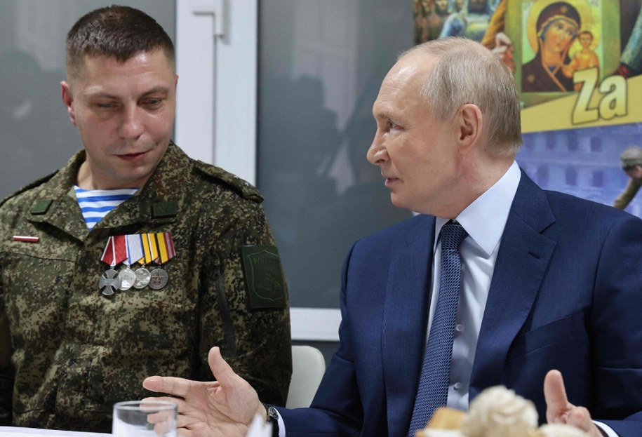 Władimir Putin podczas spotkania z rannymi rosyjskimi żołnierzami w moskiewskim szpitalu (zdjęcie z końcówki października 2025 r.) /VLADIMIR GERDO/AFP /East News