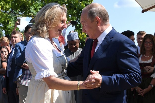Władimir Putin podczas tańca z Karin Kneissl /ROLAND SCHLAGER / POOL /PAP/EPA