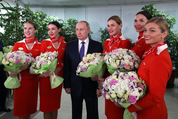 Władimir Putin podczas wizyty z okazji Dnia Kobiet w centrum lotnictwa w Moskwie /MIKHAEL KLIMENTYEV/SPUTNIK/KREMLIN POOL / POOL /PAP/EPA