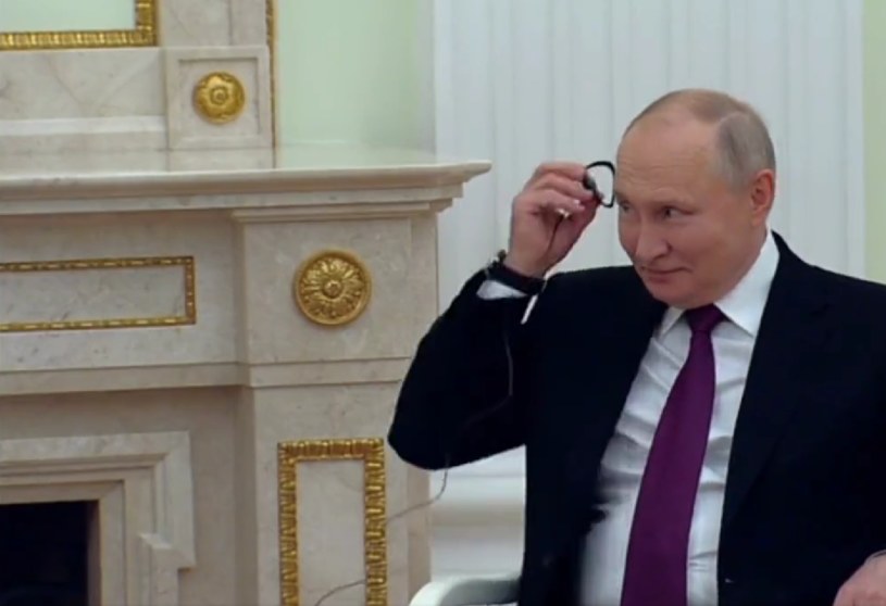 Władimir Putin pokazał dyktatorowi Sudanu Południowego, jak prawidłowo na ucho nałożyć słuchawkę /Twitter