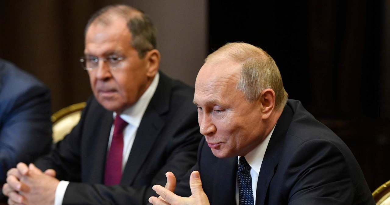 Władimir Putin, prezydent Rosji (P) i Siergiej Ławrow, minister spraw zagranicznych Rosji (L) /AFP