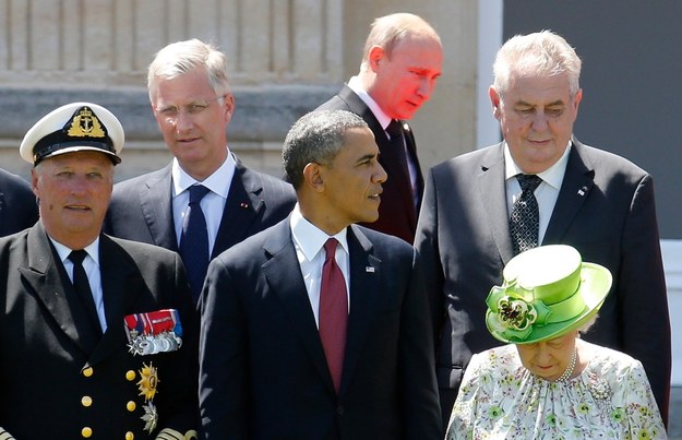 Władimir Putin przechodzi za plecami m.in. Baracka Obamy (na przedzie, w środku), brytyjskiej królowej Elżbiety II (na przedzie, po prawej) i króla Norwegii Haralda (na przedzie, po lewej) /REGIS DUVIGNAU/POOL /PAP/EPA