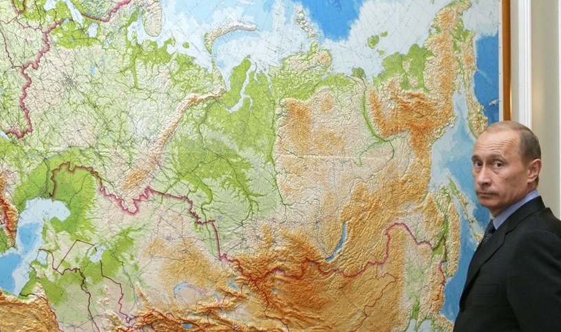Władimir Putin przed mapą Rosji. Sierpień 2006 r. /DMITRY ASTAKHOV/ITAR-TASS/AFP /AFP