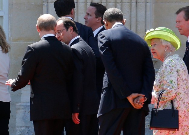 Władimir Putin rozmawia z Francois Hollandem, a Barack Obama z królową Elżbietą II /REGIS DUVIGNAU/POOL /PAP/EPA