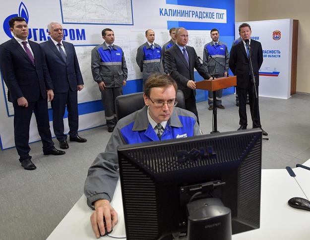 Władimir Putin (Ś) i prezes Gazpromu Aleksiej Miller (P)  dzisiaj w Kaliningradzie /EPA