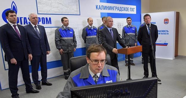 Władimir Putin (Ś) i prezes Gazpromu Aleksiej Miller (P)  dzisiaj w Kaliningradzie /EPA