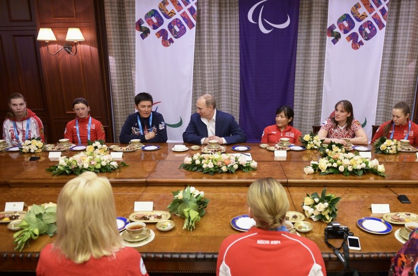 Władimir Putin świętuje Dzień Kobiet z Paraolimpijkami /AP/EAST NEWS /East News