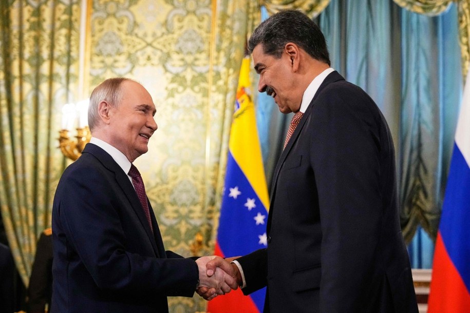 Władimir Putin w serdecznym uścisku z Nicolasem Maduro /ALEXANDER ZEMLIANICHENKO/AFP/East News /East News