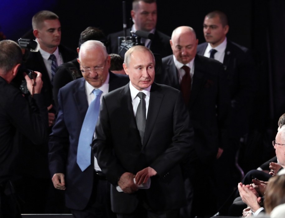 Władimir Putin wchodzący na salę Światowego Forum Holokaustu /ABIR SULTAN / POOL /PAP/EPA