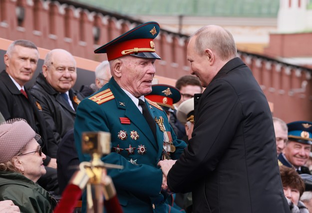 Władimir Putin wita się z weteranem II wojny światowej podczas parady zwycięstwa w Moskwie /MIKHAIL METZEL / KREMLIN POOL / SPUTNIK /PAP/EPA