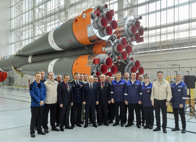 Władimir Putin wraz z zespołem rosyjskich badaczy na tle rakiety w kosmodromie Wostocznyj, 12 kwietnia 2022 roku /Yevgeny BIYATOV / Sputnik /AFP