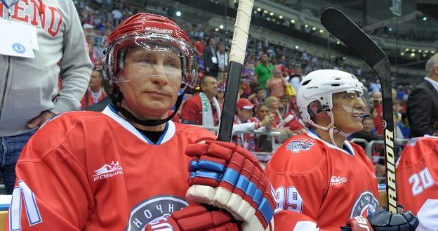 Władimir Putin (z lewej) na gali hokejowej w Soczi /EPA