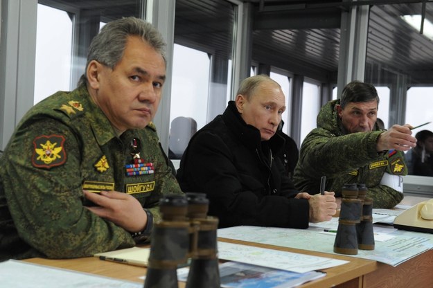 Władimir Putin z szefem rosyjskiego MON-u Siergiejem Szojgu (po lewej) i szefem departamentu szkolenia bojowego rosyjskiej armii Iwanem Buwalcewem /MIKHAIL KLIMENTYEV/RIA NOVOSTI/KREMLIN POOL  /PAP/EPA