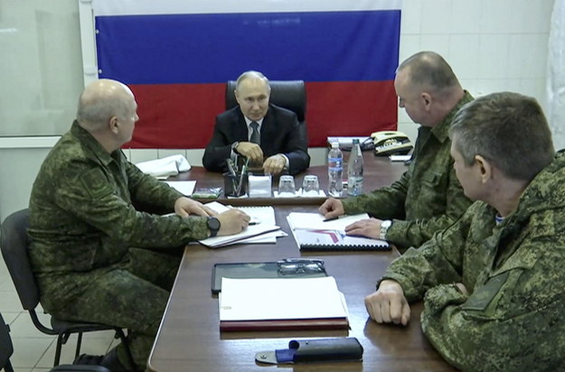 Władimir Putin z wojskowymi w obwodzie chersońskim /KREMLIN.RU/HANDOUT HANDOUT /PAP/EPA