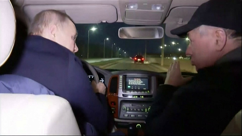 Władimir Putina  kieruje samochodem i jeździ po ulicach Mariupola,  Na miejscu pasażera siedzi wicepremier Marat Chusnulliin (18 marca 2023). /East News